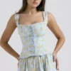 Juana – bawełniany top w delikatny niebieski kwiatowy wzór w stylu vintage Juana – bawełniany top w delikatny niebieski kwiatowy wzór w stylu vintage
