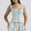 Juana – bawełniany top w delikatny niebieski kwiatowy wzór w stylu vintage Juana – bawełniany top w delikatny niebieski kwiatowy wzór w stylu vintage
