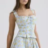 Juana – bawełniany top w delikatny niebieski kwiatowy wzór w stylu vintage Juana – bawełniany top w delikatny niebieski kwiatowy wzór w stylu vintage