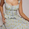 Juana – bawełniany top w delikatny niebieski kwiatowy wzór w stylu vintage Juana – bawełniany top w delikatny niebieski kwiatowy wzór w stylu vintage