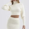 Krótki sweterek z miękkiej dzianiny bouclé w kolorze kremowym „Nyala”