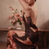 Mariamma Ciemnobrązowa satynowa sukienka maxi w kwiatowy wzór Mariamma Ciemnobrązowa satynowa sukienka maxi w kwiatowy wzór