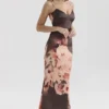 Mariamma Ciemnobrązowa satynowa sukienka maxi w kwiatowy wzór Mariamma Ciemnobrązowa satynowa sukienka maxi w kwiatowy wzór