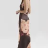 Mariamma Ciemnobrązowa satynowa sukienka maxi w kwiatowy wzór Mariamma Ciemnobrązowa satynowa sukienka maxi w kwiatowy wzór