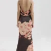 Mariamma Ciemnobrązowa satynowa sukienka maxi w kwiatowy wzór Mariamma Ciemnobrązowa satynowa sukienka maxi w kwiatowy wzór
