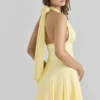 Mini sukienka Ailani w kolorze maślanożółtym z georgette i wiązaniem na szyi Mini sukienka Ailani w kolorze maślanożółtym z georgette i wiązaniem na szyi