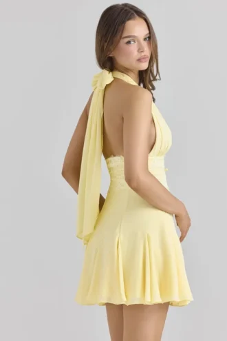 Mini sukienka Ailani w kolorze maślanożółtym z georgette i wiązaniem na szyi Mini sukienka Ailani w kolorze maślanożółtym z georgette i wiązaniem na szyi