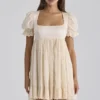 Mini sukienka babydoll w stylu regencyjnym z satyny w kolorze kości słoniowej i koronki broderie anglaise Mini sukienka babydoll w stylu regencyjnym z satyny w kolorze kości słoniowej i koronki broderie anglaise