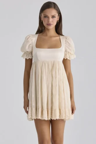 Mini sukienka babydoll w stylu regencyjnym z satyny w kolorze kości słoniowej i koronki broderie anglaise Mini sukienka babydoll w stylu regencyjnym z satyny w kolorze kości słoniowej i koronki broderie anglaise