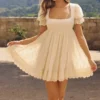 Mini sukienka babydoll w stylu regencyjnym z satyny w kolorze kości słoniowej i koronki broderie anglaise Mini sukienka babydoll w stylu regencyjnym z satyny w kolorze kości słoniowej i koronki broderie anglaise