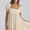 Mini sukienka babydoll w stylu regencyjnym z satyny w kolorze kości słoniowej i koronki broderie anglaise Mini sukienka babydoll w stylu regencyjnym z satyny w kolorze kości słoniowej i koronki broderie anglaise
