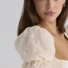 Mini sukienka babydoll w stylu regencyjnym z satyny w kolorze kości słoniowej i koronki broderie anglaise Mini sukienka babydoll w stylu regencyjnym z satyny w kolorze kości słoniowej i koronki broderie anglaise