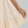 Mini sukienka babydoll w stylu regencyjnym z satyny w kolorze kości słoniowej i koronki broderie anglaise Mini sukienka babydoll w stylu regencyjnym z satyny w kolorze kości słoniowej i koronki broderie anglaise