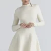 Mini sukienka Bonnie z wełny merynosowej w kolorze kremowym Mini sukienka Bonnie z wełny merynosowej w kolorze kremowym