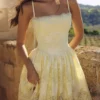 Mini sukienka Chloe Lemon z bawełny z koronką broderie anglaise