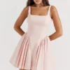 Mini sukienka Florianne z miękką brzoskwiniową kokardką Mini sukienka Florianne z miękką brzoskwiniową kokardką