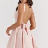 Mini sukienka Florianne z miękką brzoskwiniową kokardką Mini sukienka Florianne z miękką brzoskwiniową kokardką