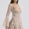 Mini sukienka gorsetowa Analissa Vintage w kremowo-różowy wzór Mini sukienka gorsetowa Analissa Vintage w kremowo-różowy wzór