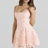Mini sukienka Isla z brzoskwiniowej koronki typu broderie anglaise