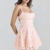 Mini sukienka Isla z brzoskwiniowej koronki typu broderie anglaise