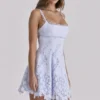 Mini Sukienka Letnia Isla Bluebell z falbanami i koronką broderie anglaise