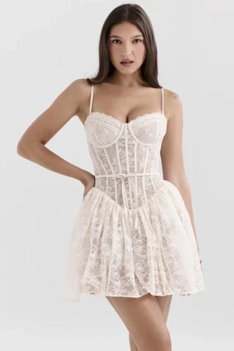 Mini sukienka Louisa Vintage w kolorze kremowym z koronką
