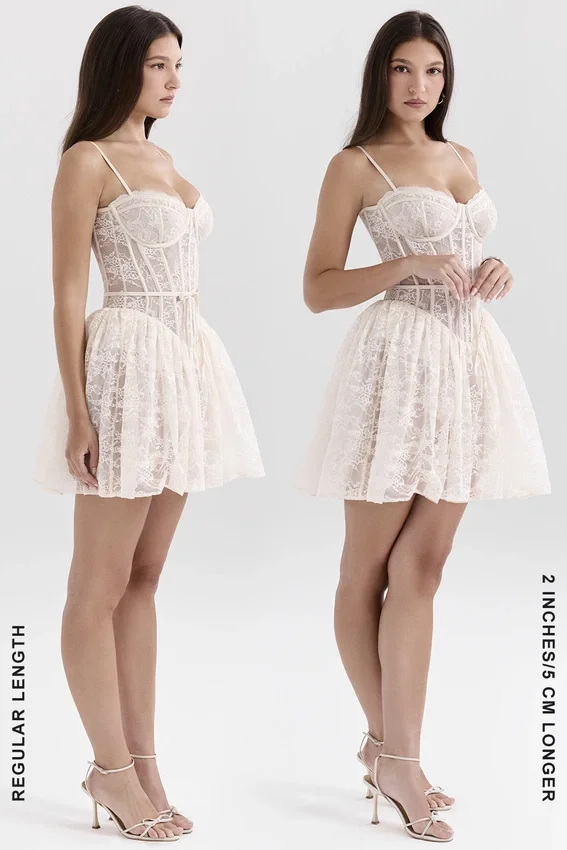 Mini sukienka Louisa Vintage w kolorze kremowym z koronką
