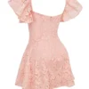 Mini sukienka Verity Perfectly Pink z kwiatowym wzorem z koronki