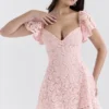 Mini sukienka Verity Perfectly Pink z kwiatowym wzorem z koronki