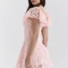 Mini sukienka Verity Perfectly Pink z kwiatowym wzorem z koronki