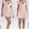 Mini sukienka Verity Perfectly Pink z kwiatowym wzorem z koronki