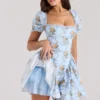 Mini sukienka z bawełny w niebieski wzór różany Rosie Mini sukienka z bawełny w niebieski wzór różany Rosie