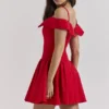 Mini sukienka z odkrytymi ramionami Elida Scarlet Mini sukienka z odkrytymi ramionami Elida Scarlet