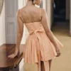 Mini suknia wieczorowa z kokardą Rosalinda w kolorze brzoskwiniowym z żakardowym wzorem Mini suknia wieczorowa z kokardą Rosalinda w kolorze brzoskwiniowym z żakardowym wzorem