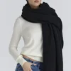 Nara Czarny wełniany szalik oversize z fakturą Nara Czarny wełniany szalik oversize z fakturą