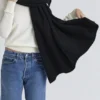 Nara Czarny wełniany szalik oversize z fakturą Nara Czarny wełniany szalik oversize z fakturą