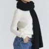 Nara Czarny wełniany szalik oversize z fakturą Nara Czarny wełniany szalik oversize z fakturą