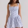 Niebieska bawełniana mini sukienka „Ophelia” w kwiatowy wzór z pantalonami
