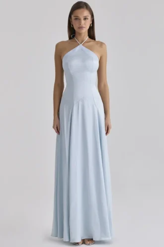 Niebieska satynowa sukienka maxi z dekoltem halter i godetami Avelina Niebieska satynowa sukienka maxi z dekoltem halter i godetami Avelina
