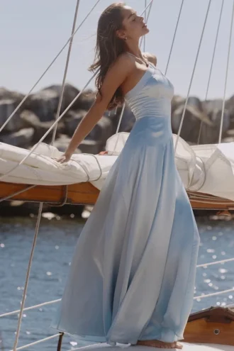 Niebieska satynowa sukienka maxi z dekoltem halter i godetami Avelina Niebieska satynowa sukienka maxi z dekoltem halter i godetami Avelina