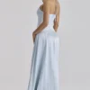 Niebieska satynowa sukienka maxi z dekoltem halter i godetami Avelina