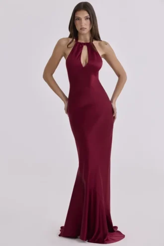 Oliviana – satynowa sukienka maxi z wiązaniem na szyi w kolorze bordowym Oliviana – satynowa sukienka maxi z wiązaniem na szyi w kolorze bordowym