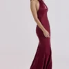 Oliviana – satynowa sukienka maxi z wiązaniem na szyi w kolorze bordowym Oliviana – satynowa sukienka maxi z wiązaniem na szyi w kolorze bordowym