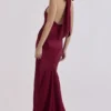 Oliviana – satynowa sukienka maxi z wiązaniem na szyi w kolorze bordowym Oliviana – satynowa sukienka maxi z wiązaniem na szyi w kolorze bordowym