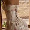 Rona – długa sukienka z bawełny w kolorze kości słoniowej z nadrukiem w stylu vintage Rona – długa sukienka z bawełny w kolorze kości słoniowej z nadrukiem w stylu vintage