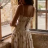 Rona – długa sukienka z bawełny w kolorze kości słoniowej z nadrukiem w stylu vintage Rona – długa sukienka z bawełny w kolorze kości słoniowej z nadrukiem w stylu vintage