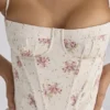 Rona – długa sukienka z bawełny w kolorze kości słoniowej z nadrukiem w stylu vintage Rona – długa sukienka z bawełny w kolorze kości słoniowej z nadrukiem w stylu vintage