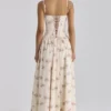 Rona – długa sukienka z bawełny w kolorze kości słoniowej z nadrukiem w stylu vintage Rona – długa sukienka z bawełny w kolorze kości słoniowej z nadrukiem w stylu vintage