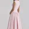 Różowa bawełniana sukienka midi z rękawkami typu cap sleeve „Kaia” Różowa bawełniana sukienka midi z rękawkami typu cap sleeve „Kaia”