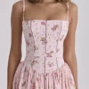 Różowa sukienka letnia midi z bawełny w stylu vintage z nadrukiem róż